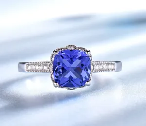 Gedetailleerd overzicht van 925 sterling zilveren ring met blauwe edelsteen en sprankelende stenen.