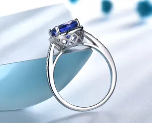 Elegante anello in argento sterling 925 con splendida pietra preziosa blu e dettagli brillanti.