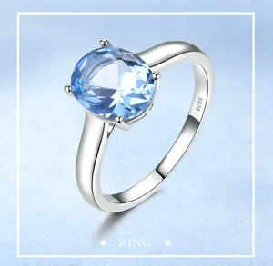 Atemberaubender S925 Sterlingsilber Ring mit funkelndem ovalem hellblauen Edelstein Detail.