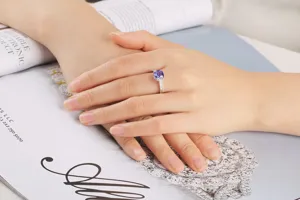 Gedetailleerd close-up van een 925 sterling zilveren ring met blauwe edelsteen en steentjes.