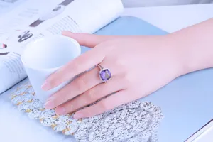 Elegante anello in argento sterling 925 con splendida pietra preziosa viola quadrata.