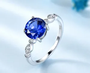 925er Sterlingsilber Ring mit atemberaubendem runden blauen Edelstein und glitzernden Zirkonia.