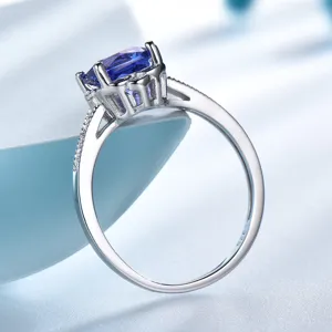 Prachtige ring van 925 sterling zilver met levendige blauwe edelsteen en sprankelende diamanten.
