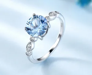 925er Sterlingsilber Ring mit strahlendem hellblauen Zirkon und funkelnden kleinen Steinen.