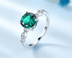 Nahaufnahme eines exquisiten 925 Sterlingsilber Rings mit einem strahlenden grünen Stein.