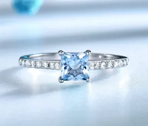 Silberner quadratischer blauer Edelsteinring mit Pavé-Besatz, elegante Damenschmuck Mode.