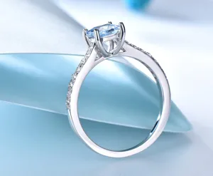 Eleganten Silberring mit hellblauem Zirkon Stein und funkelnden Band Details fur Damen
