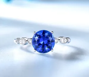 Eleganter Ring aus 925er Sterlingsilber mit blauem Saphir und funkelnden Zirkoniasteinen.