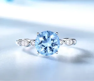 Nahaufnahme des eleganten Silberrings mit strahlend hellem Schmuckstein und funkelnden Zirkonen.