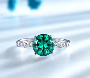 Detailaufnahme des eleganten 925er Silberrings mit einem atemberaubenden runden Stein.