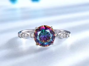 Nahaufnahme eines Sterlingsilberrings mit einem funkelnden Regenbogen-Zentralstein.