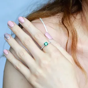 Nahaufnahme Detailansicht des Sterlingsilber quadratischen grünen Smaragdrings am Finger.