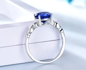Detailaufnahme eines 925 Sterling Silber Rings mit blauem Saphir und Zirkonia Steinen.