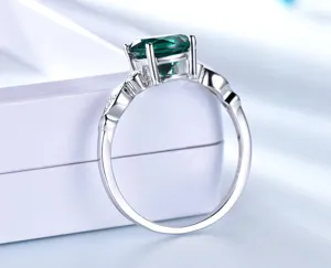 Nahaufnahme Detailansicht des 925er Sterlingsilberrings mit grünem Edelstein und Steinen.