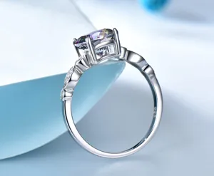 Detailaufnahme eines 925er Sterlingsilberrings mit einem funkelnden Edelstein im Design.