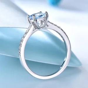 S925 Sterling Silber Ring mit hellblauem Zirkonia Stein und Pave-Band Modeschmuck