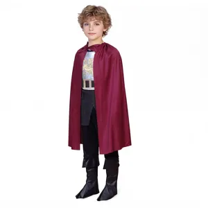 Vista detallada del disfraz de rey infantil con capa burdeos y túnica plateada elegante.