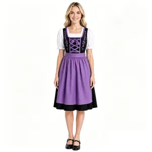 Gros plan sur les détails de la robe Dirndl bavaroise traditionnelle avec tablier violet.
