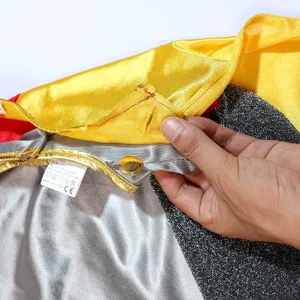 Details du tissu et des boutons du costume de guerrier romain pour enfants fete enfant