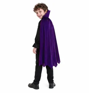 Vue détaillée du costume de vampire d'Halloween pour enfants avec cape violette et haut noir.