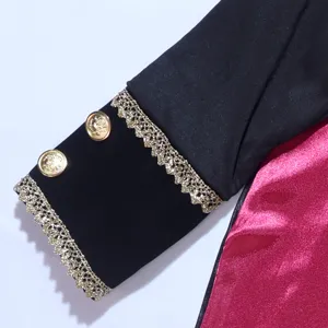 Gros plan détaillé de la manche du costume de duc vampire avec velours noir et dentelle dorée.
