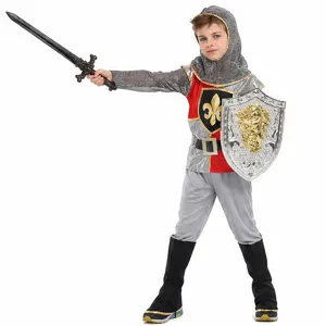 Détails rapprochés du costume de chevalier médiéval avec le bouclier et l'épée détaillés.