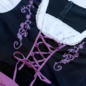 Détail de robe Dirndl d'Oktoberfest traditionnelle avec bordure en dentelle et imprimé floral.