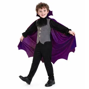 Costume de vampire pour enfant pour fête d'Halloween, cape violette et pantalon chic.