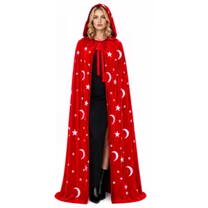 Mantello con cappuccio in velluto rosso con stampe di stelle e luna per Halloween.