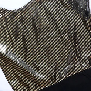 Vue détaillée du tissu du costume de pharaon égyptien pour hommes avec rayures et résille.