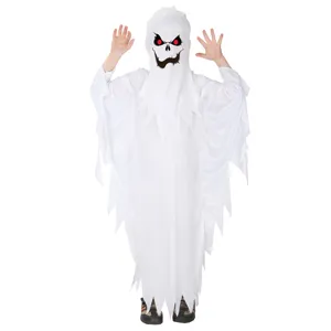 Dettaglio costume fantasma di Halloween per bambini, abito bianco spaventoso con cappuccio.