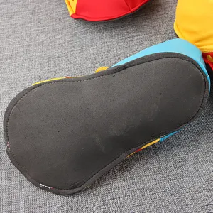 Primo piano sulla suola di scarpe da clown colorate per festa cosplay performance costume.