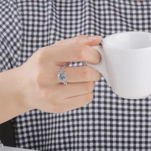 Atemberaubender S925 Silber Blauer Topas Ring mit strahlendem Halo Edelstein Design.