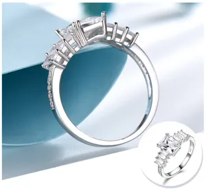 Elegantes 925 Silberring mit rechteckigem Zirkonia und glänzenden Steinen für Damen.
