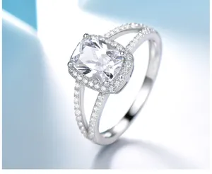 Nahaufnahme Detailansicht des Sterlingsilber Kissen Schliff Ring mit Pavé Stein Besatz.