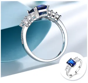 Nahaufnahme Detail eines 925er Silber Rings mit blauem Edelstein und funkelnden Zirkoniasteinen.
