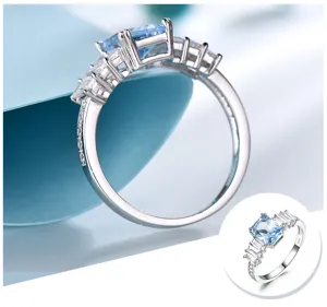 Detailansicht des 925er Sterlingsilber Rings mit hellblauem Schmuckstein und Zirkonia.