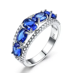 Eleganter Silberring mit ovalen blauen Saphiren und funkelnden Zirkoniasteinen besetzt.