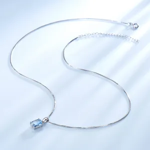Atemberaubende Damen Halskette aus 925 Silber mit hellblauem Topas Anhänger für Damen Schmuck.