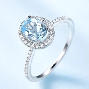 S925 Silber hellblauer Edelstein Ovale Ring mit funkelndem Kranz und glitzerndem Band.