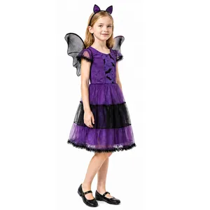 Details van Halloween vleermuis heks kostuum voor kinderen met paarse jurk en vleugels.