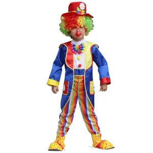 Detail van kinder clownskostuum met kleurrijke pruik, gestreepte broek en grappige accessoires.