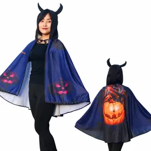 Vista detallada de la capa de diablo de Halloween con cuernos y estampado de calabaza.