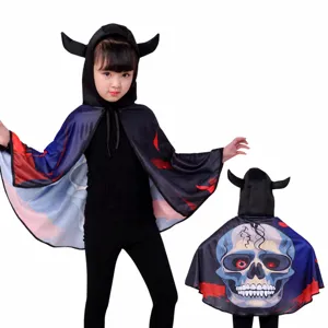 Vista detallada de la capa de diablo de Halloween para niños con estampado de calavera.
