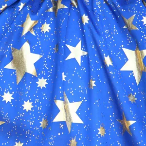 Détail du tissu de cape de sorcier bleu avec des étoiles dorées et des paillettes.