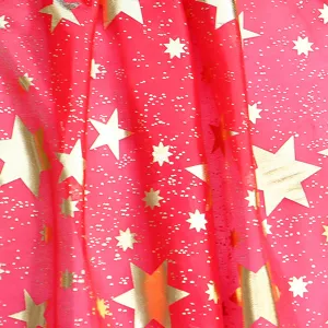 Detail de tissu rouge avec etoiles dorees et paillettes pour cape de costume fete.