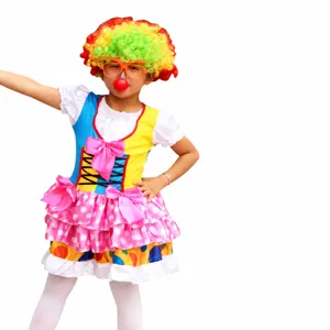 Detailansicht des Kinder-Clown-Kostüms, buntes Kleid mit Punkten, Schleifen und Perücke.