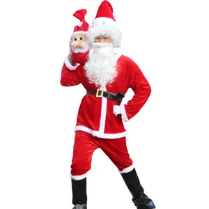 Vue détaillée de l'ensemble de costume de Père Noël en velours pour hommes au design rouge festif.