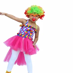 Kinder Clown Kostüm Set mit gepunktetem Oberteil, Tutu Rock, Regenbogen Perücke und Brille.