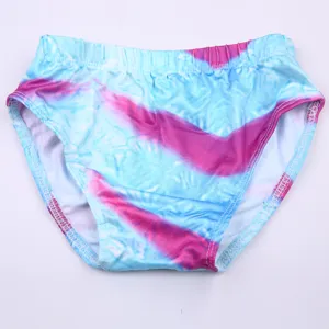 Λεπτομέρεια κάτω μέρους παιδικού μαγιό tie-dye, σχεδιασμός παραλίας μπλε και ροζ.
